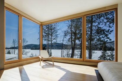 Bird's wings inform V-shaped roof over Quebec ski chalet by YH2