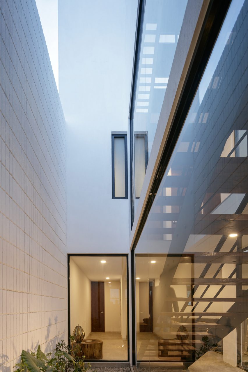 Casa Once by Espacio 18 Arquitectura and Cueto