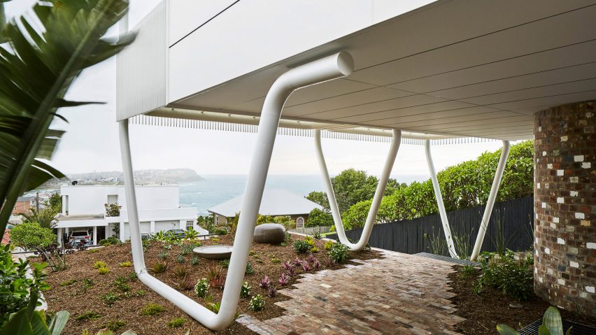 Giant steel “paperclips” support living spaces and ocean-facing balcony at New South Wales house