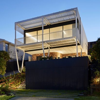 Giant steel “paperclips” support living spaces and ocean-facing balcony at New South Wales house