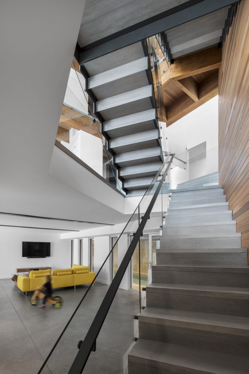 L'Accostee House by Bourgeois Lechasseur architects