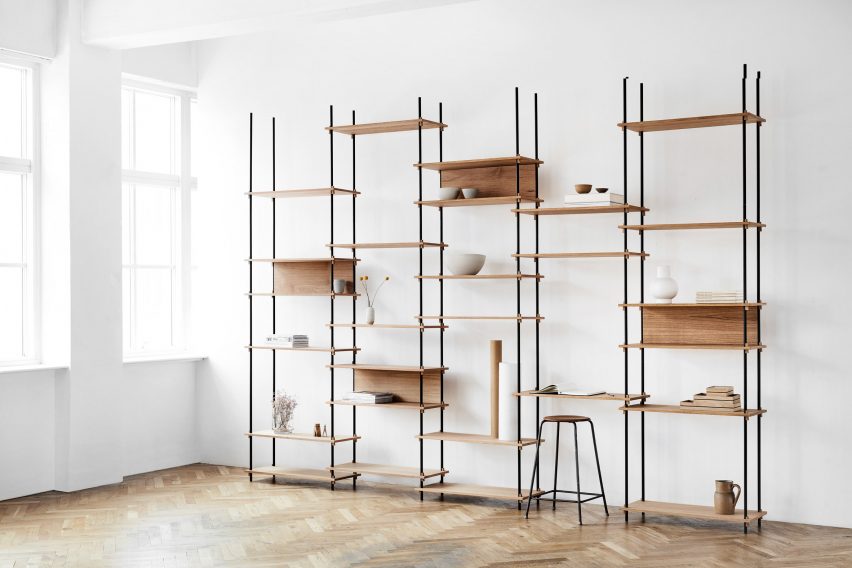 Moebe creates flexible shelving system that is held together by wooden wedges