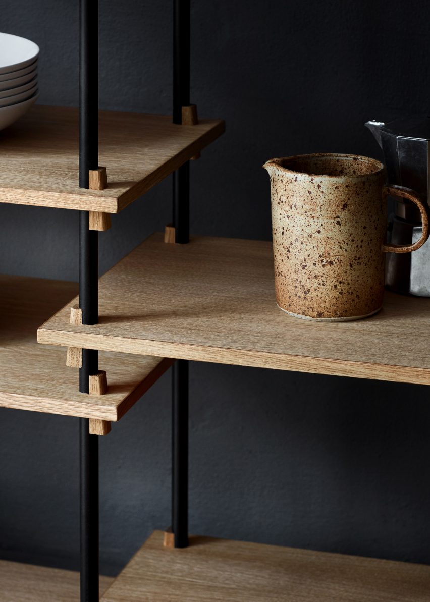 Moebe creates flexible shelving system that is held together by wooden wedges