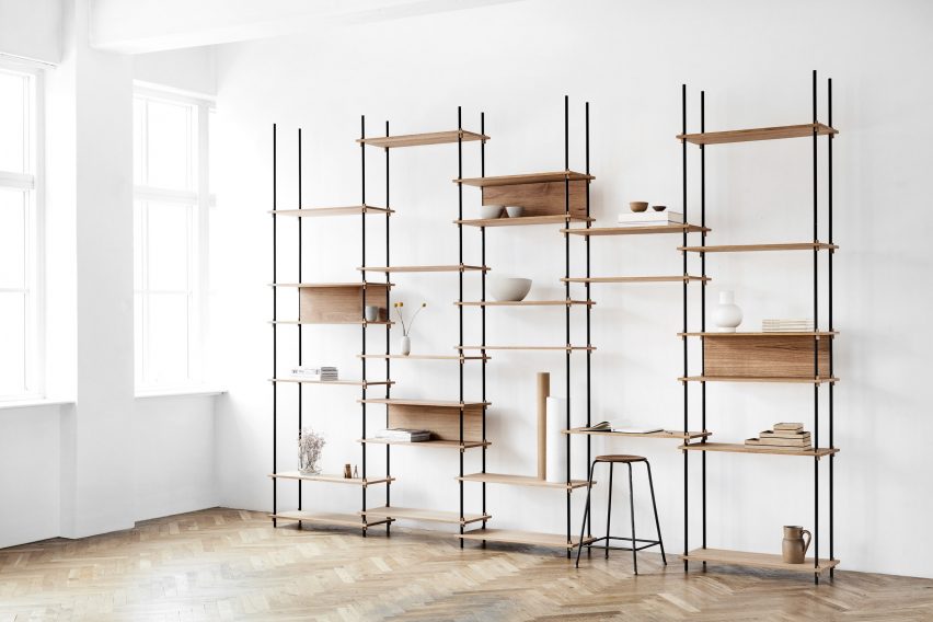 Moebe creates flexible shelving system that is held together by wooden wedges