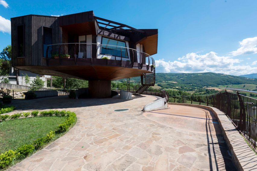 Fully rotating house built in Italy
