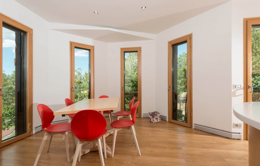 Fully rotating house built in Italy