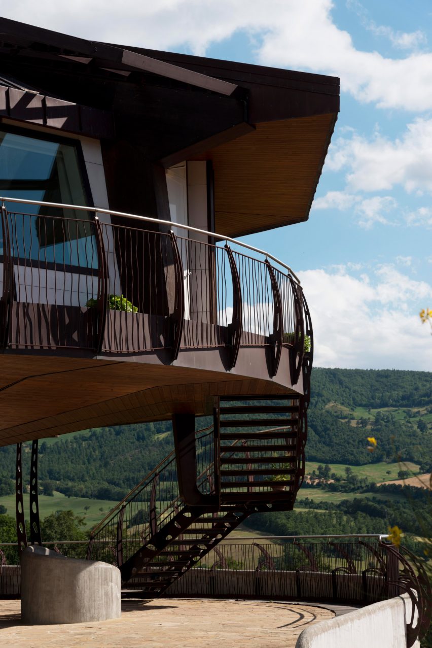 Fully rotating house built in Italy