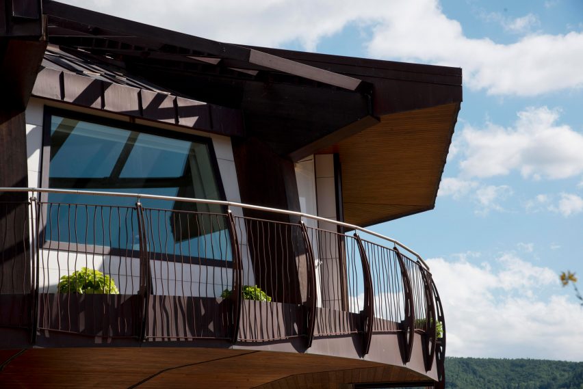 Fully rotating house built in Italy