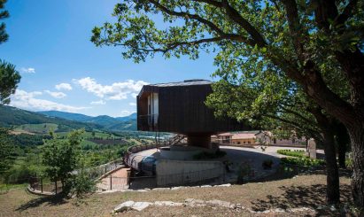 Fully rotating house built in Italy