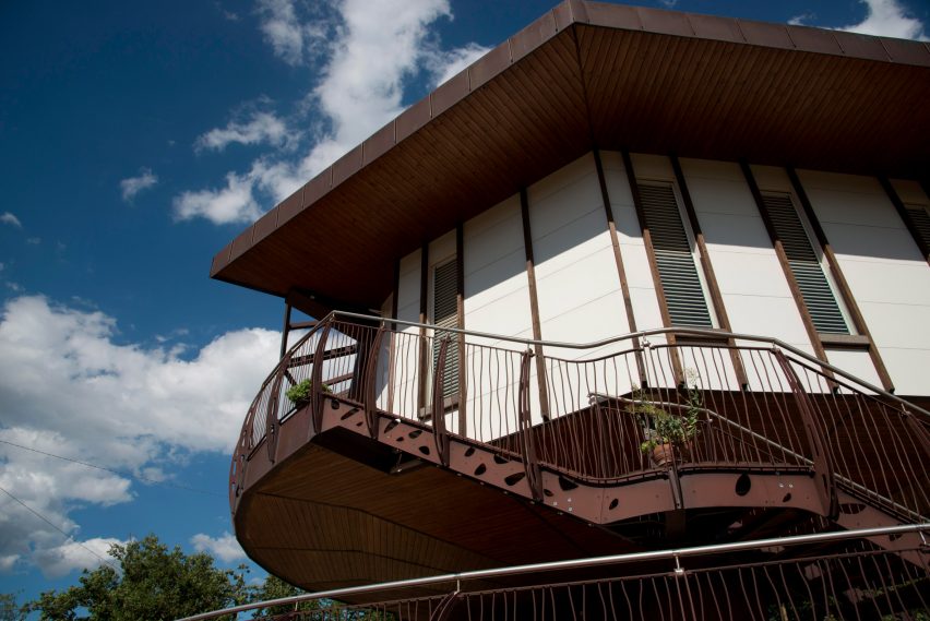 Fully rotating house built in Italy