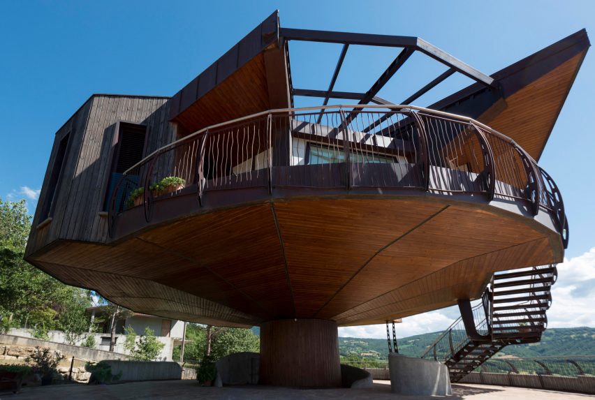 Fully rotating house built in Italy