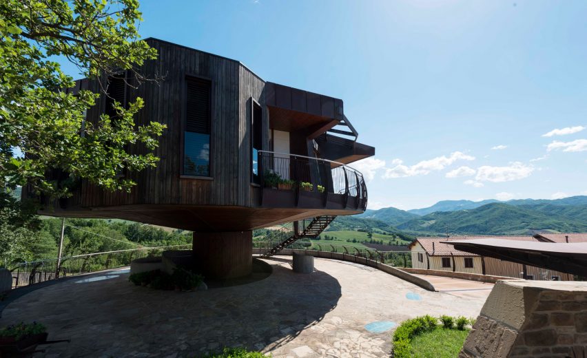 Fully rotating house built in Italy