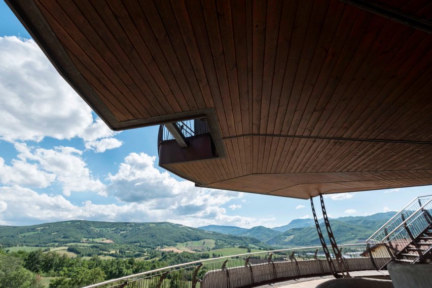 Fully rotating house built in Italy
