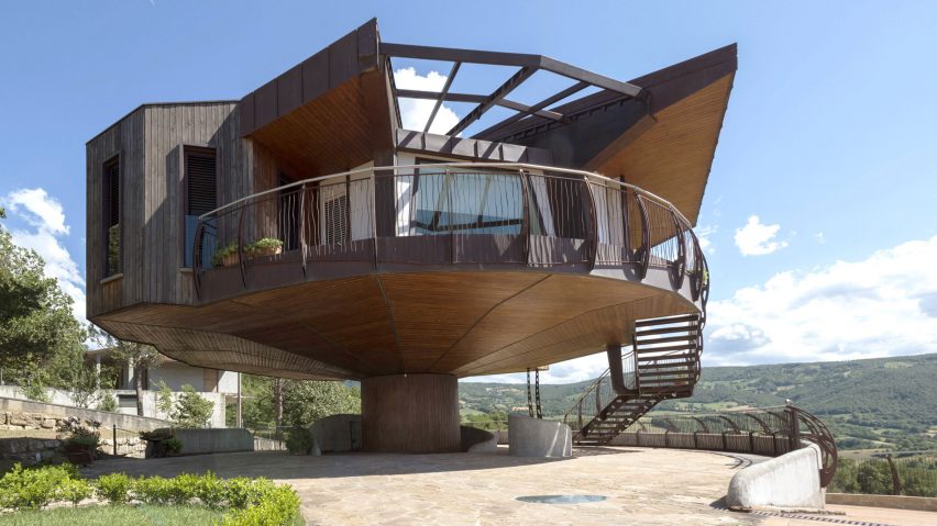 Fully rotating house built in Italian countryside