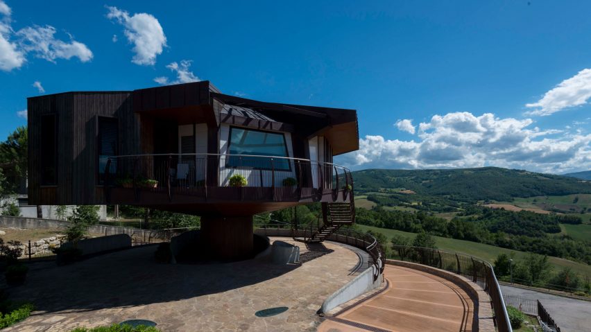 Fully rotating house built in Italy