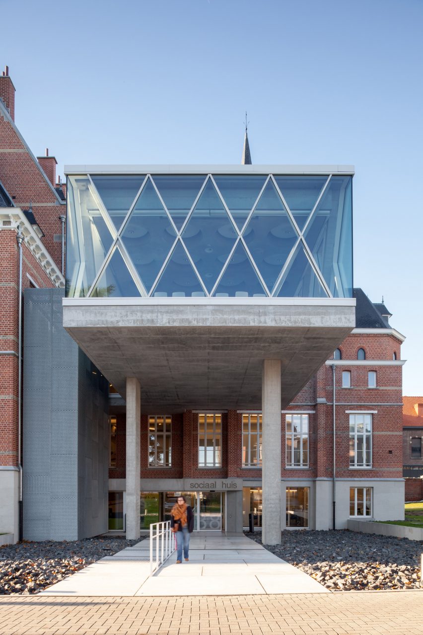 Social Welfare Office by WAW Architects