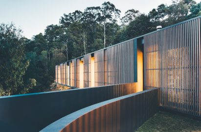 Sliding eucalyptus-wood screens wrap exterior of house on Australia's Sunshine Coast