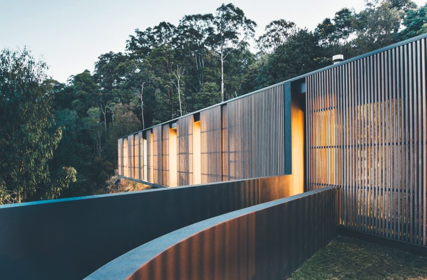 Sliding eucalyptus-wood screens wrap exterior of house on Australia's Sunshine Coast