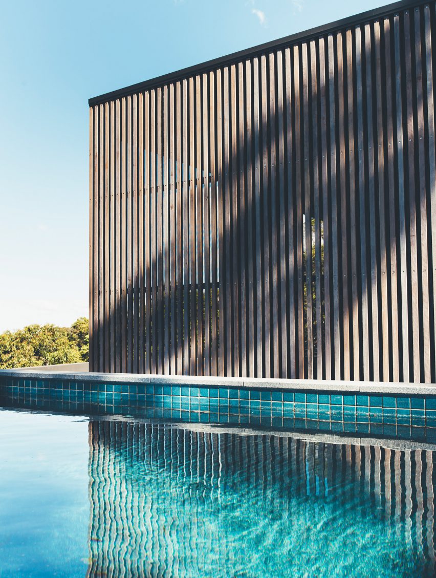 Sliding eucalyptus-wood screens wrap exterior of house on Australia's Sunshine Coast
