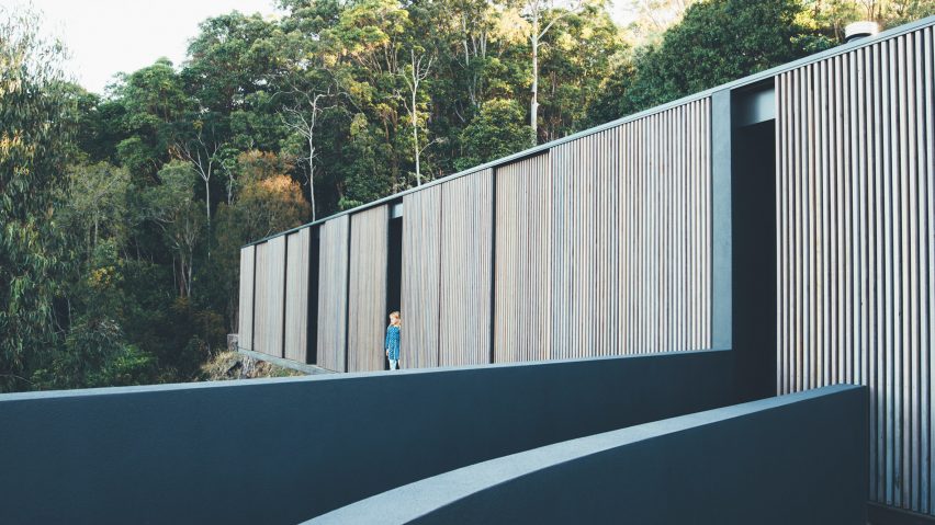 Sliding eucalyptus-wood screens wrap exterior of house on Australia's Sunshine Coast