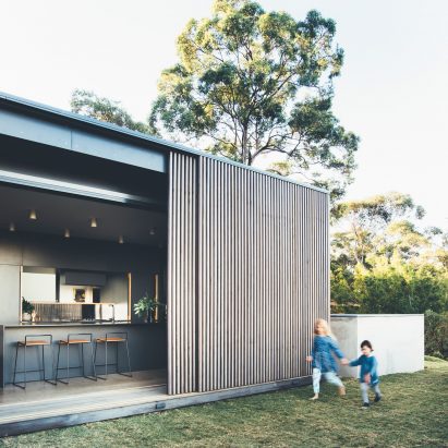 Sliding eucalyptus-wood screens wrap exterior of house on Australia's Sunshine Coast