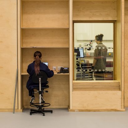 Hawkins\Brown completes robotics lab for The Bartlett at London’s Queen Elizabeth Olympic Park