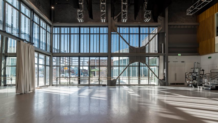 Ballet Memphis by Archimania
