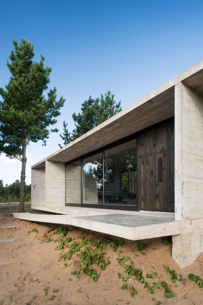 Equestrian House by Luciano Kruk Arquitectos