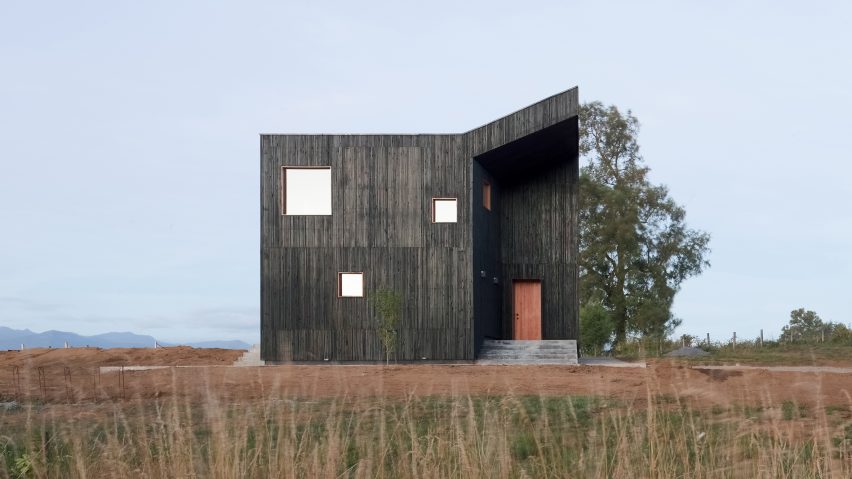 Ampuero Yutronic stains Chilean house to resemble local volcanic stone
