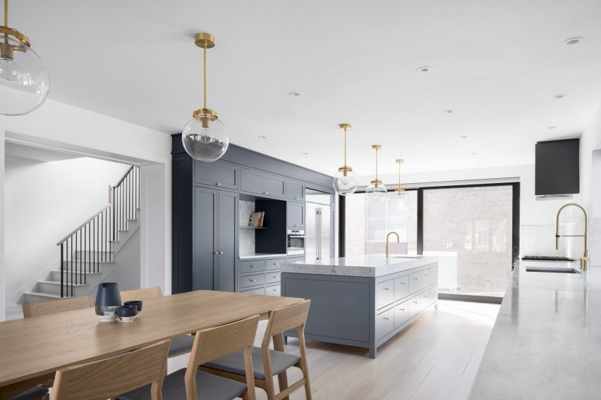 Hampstead House by Robitaille Curtis