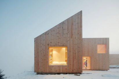 Mork-Ulnes Architects completes timber-clad house with a "pinwheel plan" in a Norwegian forest