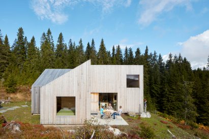 Mork-Ulnes Architects completes timber-clad house with a "pinwheel plan" in a Norwegian forest
