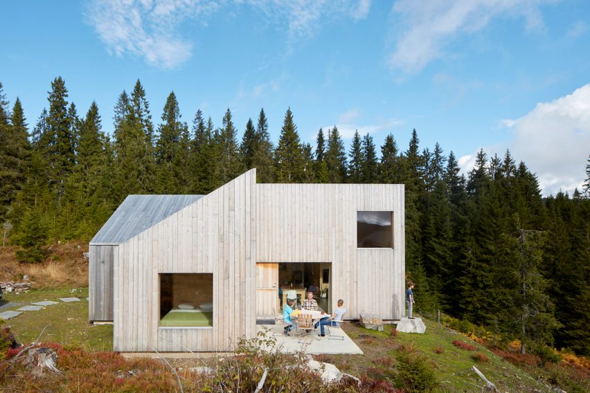 Mork-Ulnes Architects completes timber-clad house with a "pinwheel plan" in a Norwegian forest