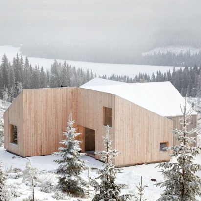 Mork-Ulnes Architects completes timber-clad house with a "pinwheel plan" in a Norwegian forest