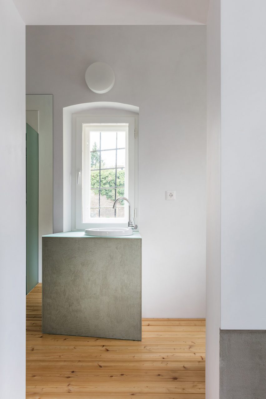Nickzy Apartment by Béres Architects