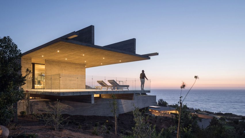 Felipe Assadi’s linear H House stretches along the Chilean coast