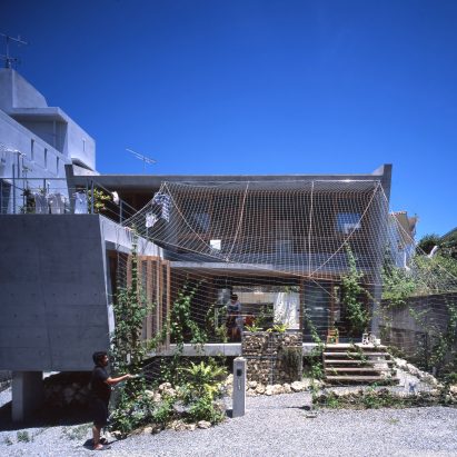Ryuichi Ashizawa uses traditional techniques to control climate at house on Okinawa Island