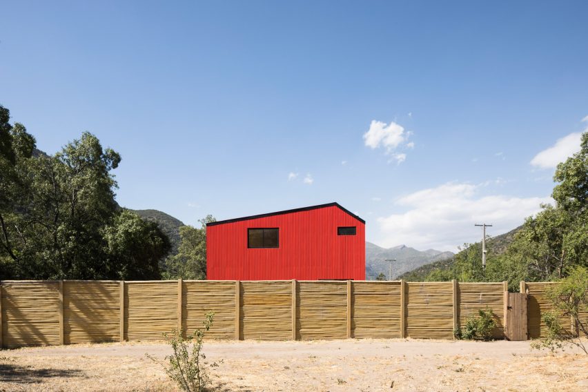 Casa La Roja by Felipe Assadi Arquitectos