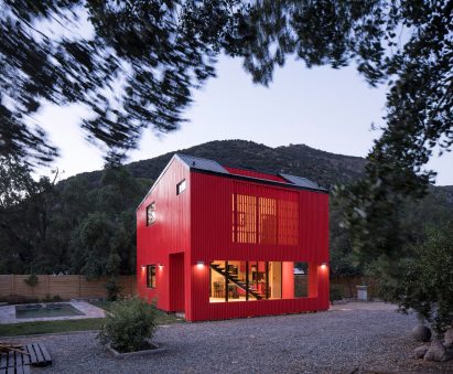 Casa La Roja by Felipe Assadi Arquitectos