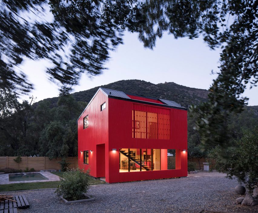 Casa La Roja by Felipe Assadi Arquitectos