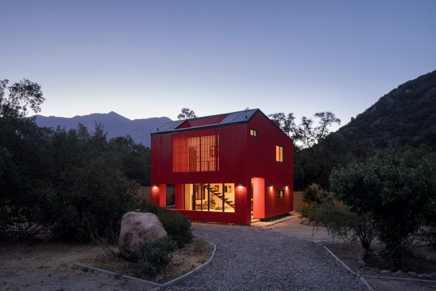 Casa La Roja by Felipe Assadi Arquitectos