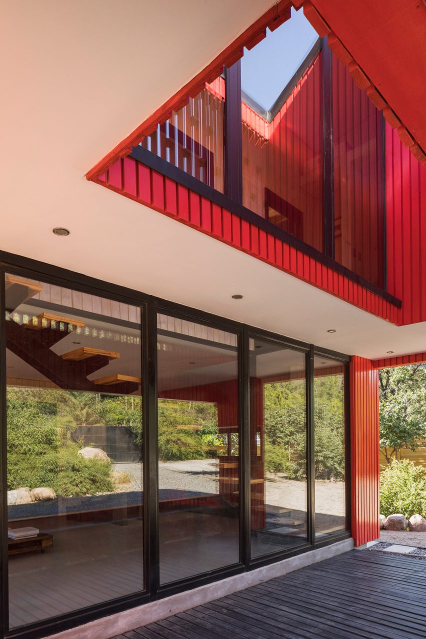 Casa La Roja by Felipe Assadi Arquitectos