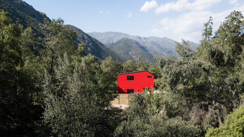 Casa La Roja by Felipe Assadi Arquitectos
