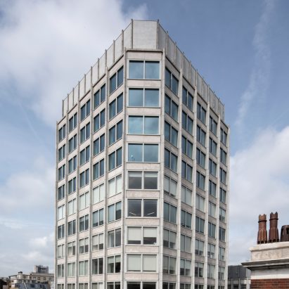 Smithson-designed Economist Plaza renovation by DSDHA, photographs by Grant Smith