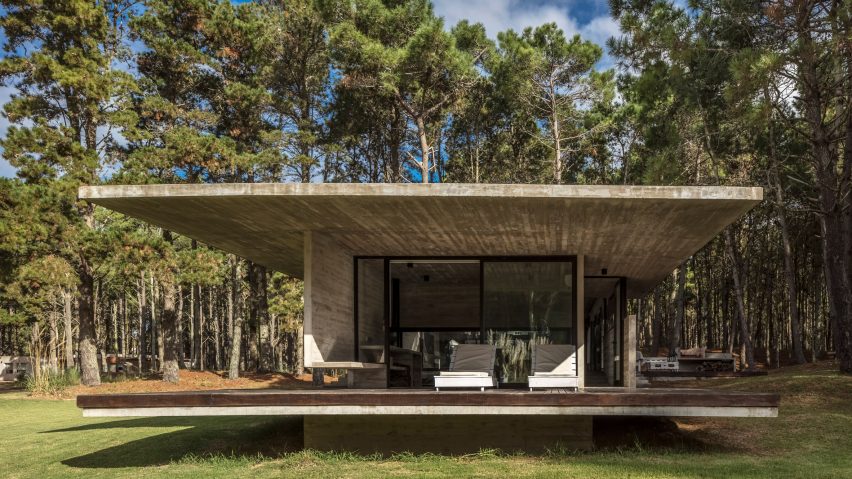 Besonías Almeida Arquitectos creates board-marked concrete summer house
