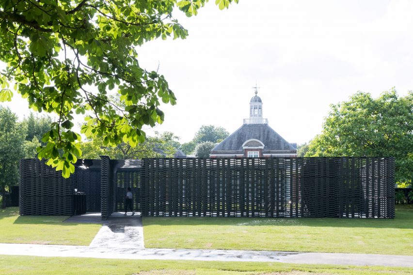 Frida Escobedo builds Serpentine Pavilion featuring "woven tapestry" of concrete tiles