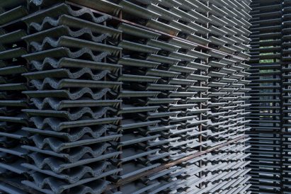 Frida Escobedo builds Serpentine Pavilion featuring "woven tapestry" of concrete tiles