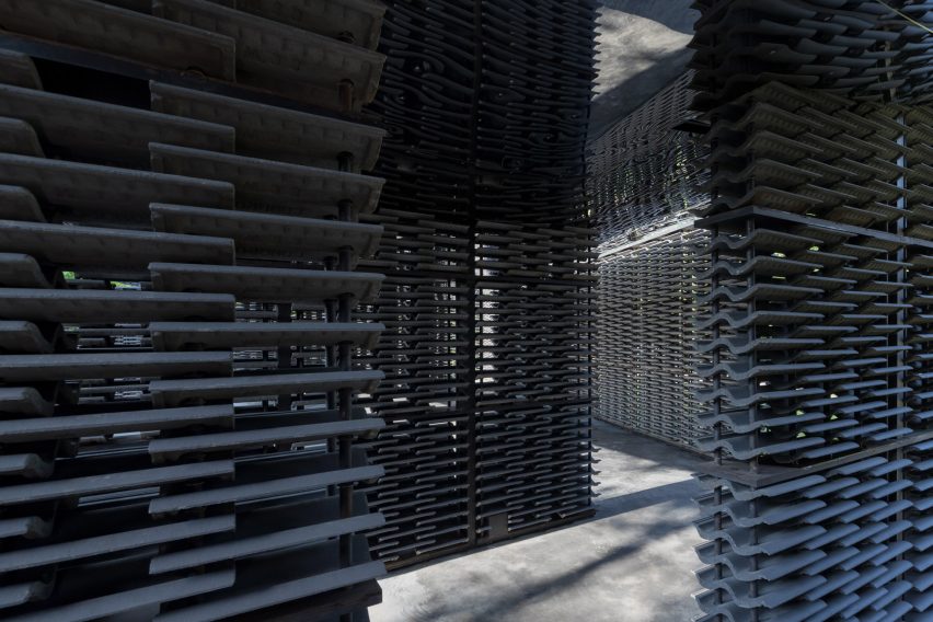 Frida Escobedo builds Serpentine Pavilion featuring "woven tapestry" of concrete tiles