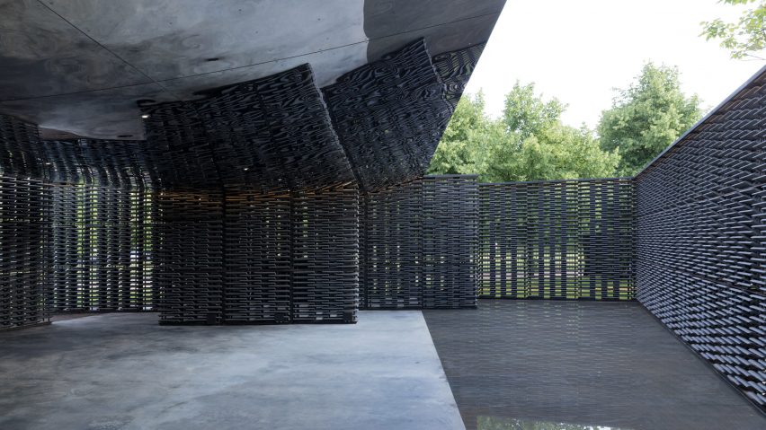 Frida Escobedo builds Serpentine Pavilion featuring “woven tapestry” of concrete tiles