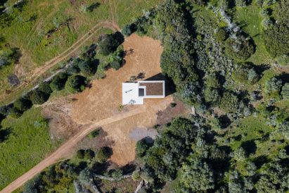 Álvaro Siza builds Capela do Monte chapel for new off-grid retreat in the Algarve